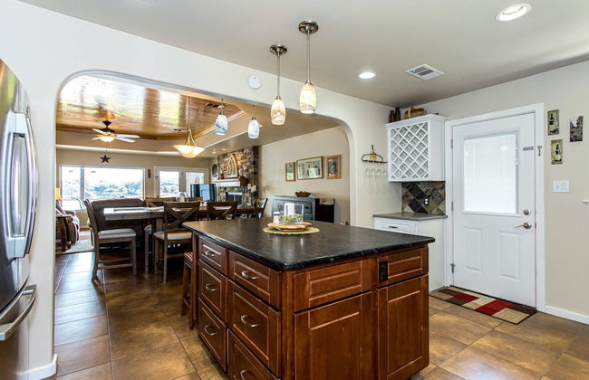 Waterfront 5 BR w/ Hot Tub Sleeps 13! - Foto 18