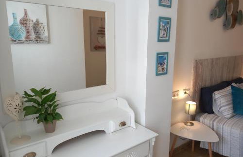 2 bedroom, Sea Front Complex w Pool and private garden - Foto 13
