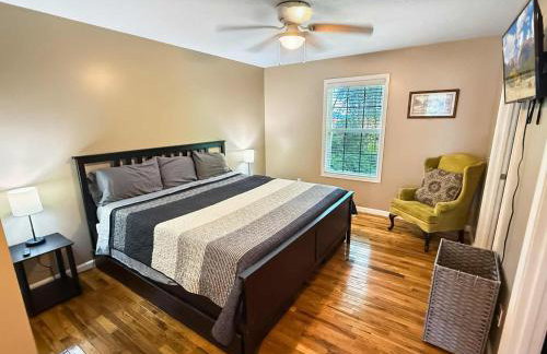 Comfy King Bed Townhouse with Outdoor Sitting Area - Foto 14