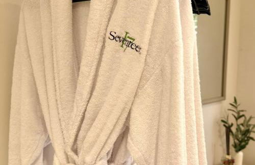 Winter Getaway - Luxury Bungalow w Games Room - Photo 14