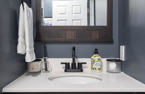 Capitol House - 3 Bed 1 Full and 1 Half Bath, Pet Friendly with Hot Tub walk to Lucas Oil Stadium - Foto 34