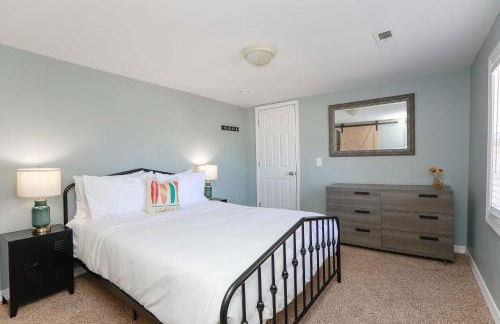 Sojourn Spacious Family Retreat with Fenced Backyard - Foto 18