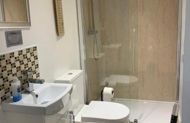 POPPY LUXURY LODGE Sleeps 8 at Fairview Farm, Ravenshead, Nottingham Near Sherwood Forest, Dog Friendly, Farm Stay great for wedding groups, families, Hen Do's, friends gatherings with amazing views - Foto 9