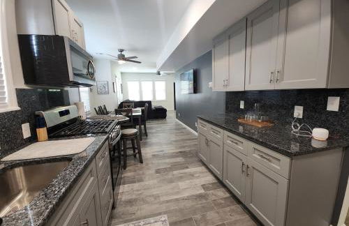 Neat Retreat-Comfortable & Cozy 2 BR,Close to all! - Foto 13