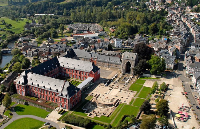 Beautiful Holiday Home with Hot Tub, Sauna & Monumental Fireplace - Photo 39