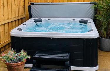 Cozy Comfy Beach Cottage w Hot Tub - Photo 2