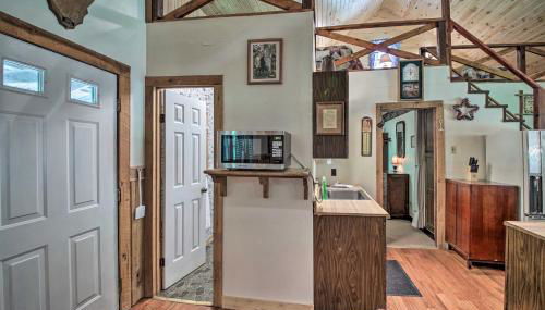 Waters Edge Retreat with Deck on Patoka Lake! - Foto 5