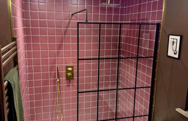 Farmhouse in Suffolk with wild swimming & hot tub - Photo 27