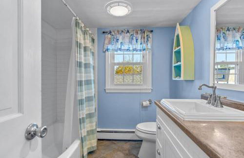 Charming House by the Beach with Patio Grill and FirePit - Foto 36