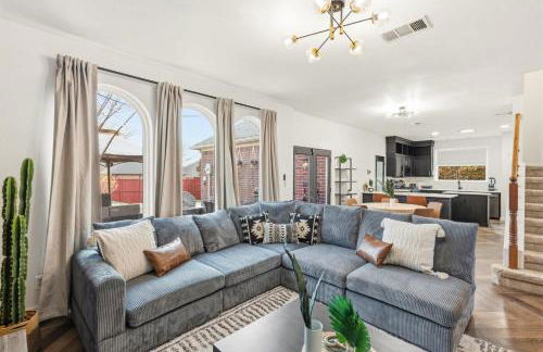 5BD Getaway w Pool Patio Firepit Mins to DT - Photo 2