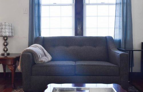 Beautiful 3 Bedroom Home Cozy Front and Back Porch - Foto 7