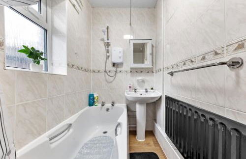 Spacious 3 beds home Close to Southampton GENERAL HOSPITAL - sleep 9 - Free Parking - Pool table - 2 Large TVs - Foto 24