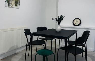 Modern 3-BR Home on Edge of City Center With Free Parking - Foto 20