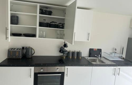 Perfect 1 Bed Apartment Sleeps 5 1 Kingsize bed 1 double Sofabed & Foldable Single bed Free Parking Wifi good transport network shopping Holiday Makers Families Contractors in North London - Photo 35