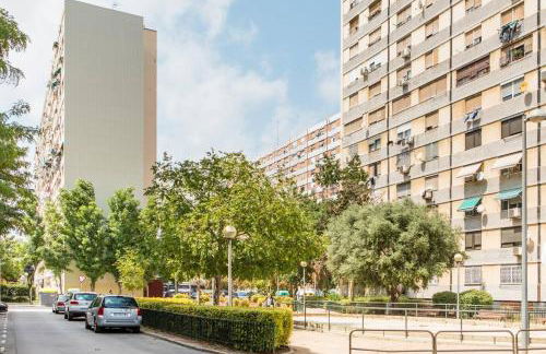 Charming Apartment With Vibrant Accents - Photo 45