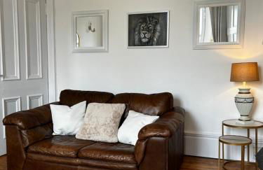 THE LAZY LION - Spacious 2 Bedroom - Town Centre Holiday Home Apartment - Photo 17