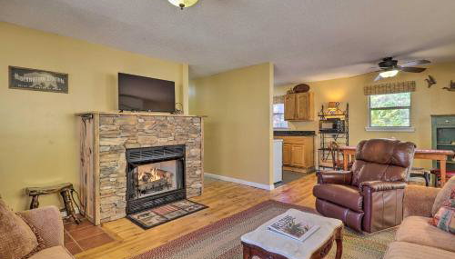 Creekside Retreat with Deck, 18 Miles to Wolf Ridge - Foto 3