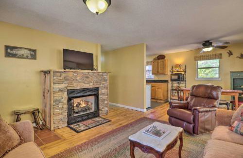 Creekside Retreat with Deck, 18 Miles to Wolf Ridge - Foto 3