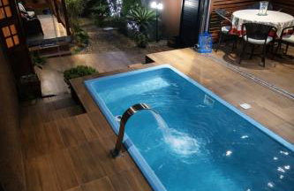 Casa com Piscina e Jardim, Próxima da Praia Brava - Foto 1