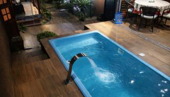 Casa com Piscina e Jardim, Próxima da Praia Brava - Foto 1