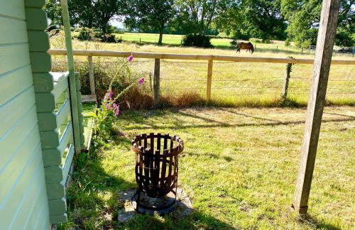 Holly Tree Cottage - 3 bedrooms and large garden with optional glamping double outside - Foto 47