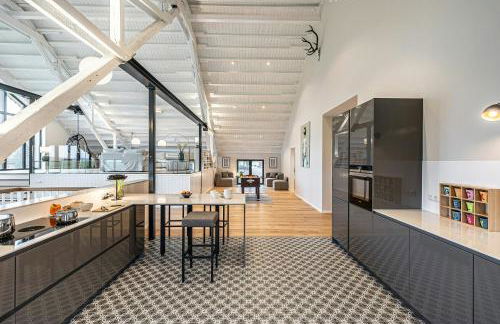 Traditional Architecture Meets Modern Design - Photo 3