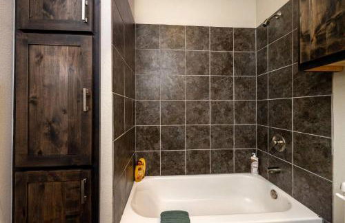 Family-Friendly Home - Ideal for World Cup Week - Foto 25