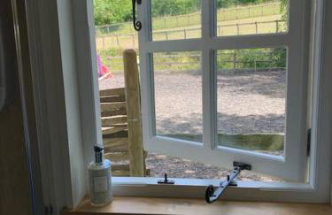 Romantic Shepherds hut with stunning sunsets - Photo 17