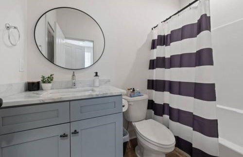 Teche House KING Bed Luxury Getaway Fast WiFi - Foto 21