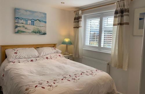 Self contained annex with bedroom bathroom sitting room and kitchenette - Photo 8