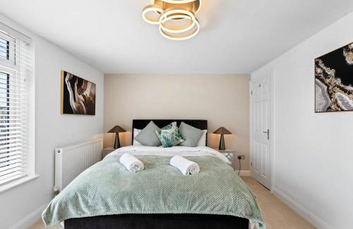 Luxury 4-Bed Family & Group Home-King or Twin Beds-Driveway, Garden-Near Gatwick - Foto 16