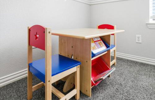 Luxury Backyard Pool & Patio Oasis 4-BD - Foto 25