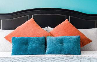 Explore the River Walk from Artsy Designer Retro Chic Home - Foto 42