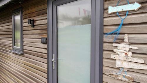 Beside the Sea - Photo 2