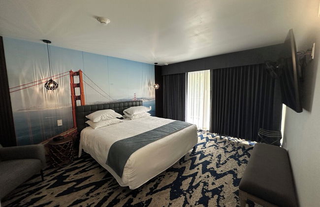 Lighthouse Inn & Suites - Photo 22