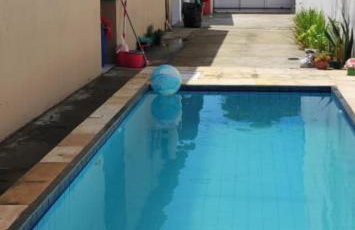 Garagem para 3 carros Morada Valentim é uma Casa dois quartos climatizada em Paracuru, 2 decks, piscina, portão automático, cerca elétrica com conforto e qualidade para você! - Foto 9