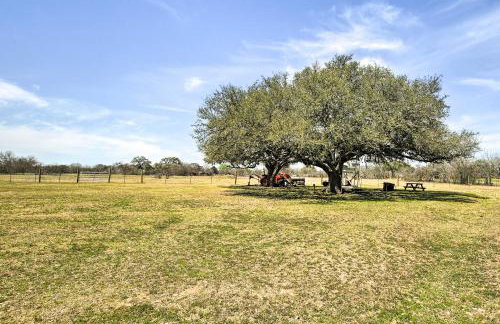 Spacious Texas Getaway with Fire Pit and Pond! - Foto 36