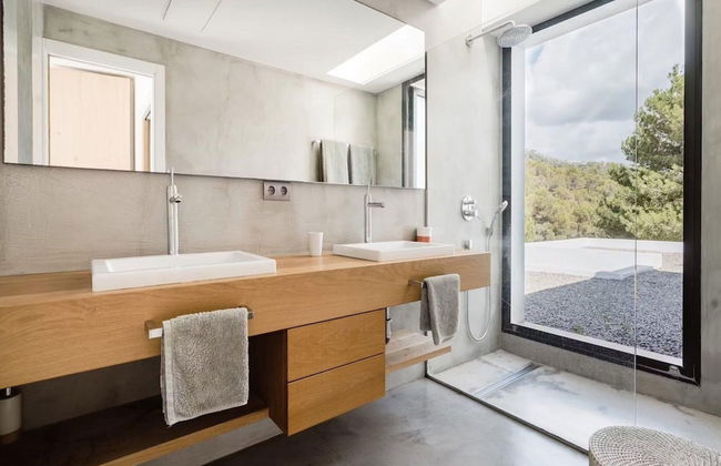 Modern Villa With Minimalistic Decor - Photo 24