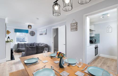 Large newly refurbished modern house, part sea views, south facing garden, parking - Photo 3