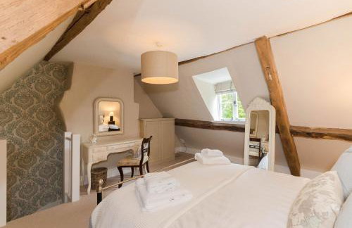 Charming Cotswold Cottage on Church Green, Witney - Photo 5