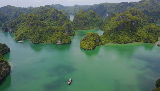 Vista aérea del barco en una laguna