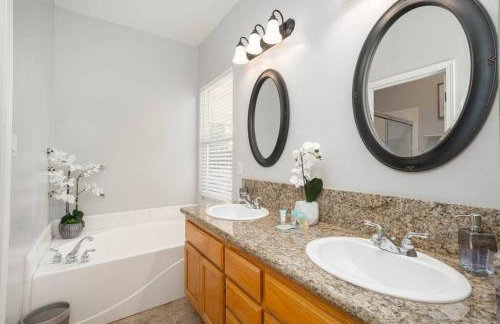 Central Bliss near parks & shops - Photo 12