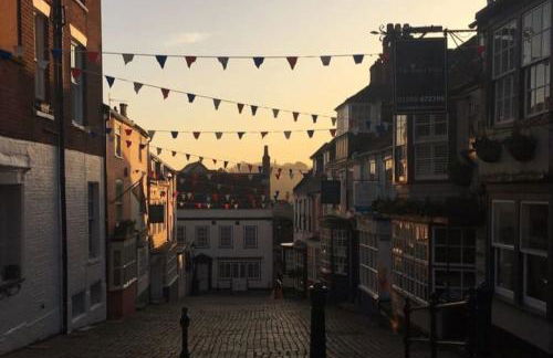 May Cottage - Heart of Vibrant Village & 10 mins Walk to Beach - Photo 28