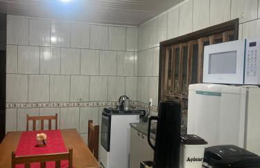 Casa inteira em terreno individual, pet friendly, vaga para 3 carros, wifi, home office - Foto 11