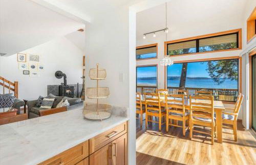 4BR waterfront home with beach access and views - Foto 23