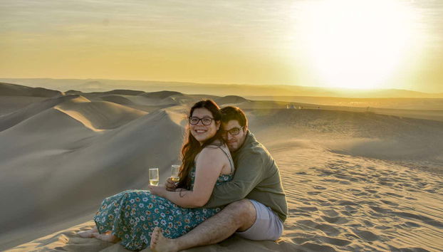 Admirez le coucher de soleil dans le désert