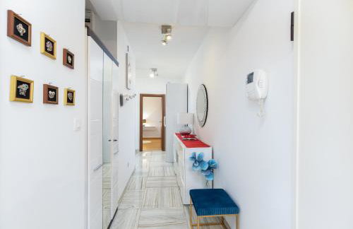 Bačvice - 2 BR , terrace,3 air conditioners, parking,elevator 3 minutes to the beach - Photo 16