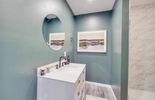 5BR Farmhouse Lake Retreat Pool Hot Tub Theater - Foto 35