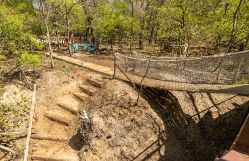 Hobbit Treehouse with waterfall on the Brazos River! 350 acres! Tubing! Petting zoo! - Foto 24