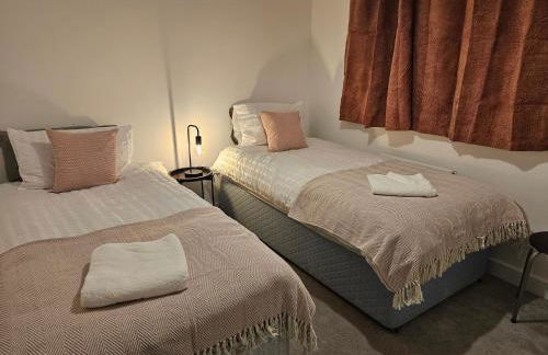 Churchill House 3 Bedroom Sleeps 6 Free Parking - Photo 11